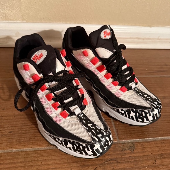🔥 Nike Air Max 95 "Just Do It" Limited Edition – Size 7Y 🔥 - Picture 2 of 7